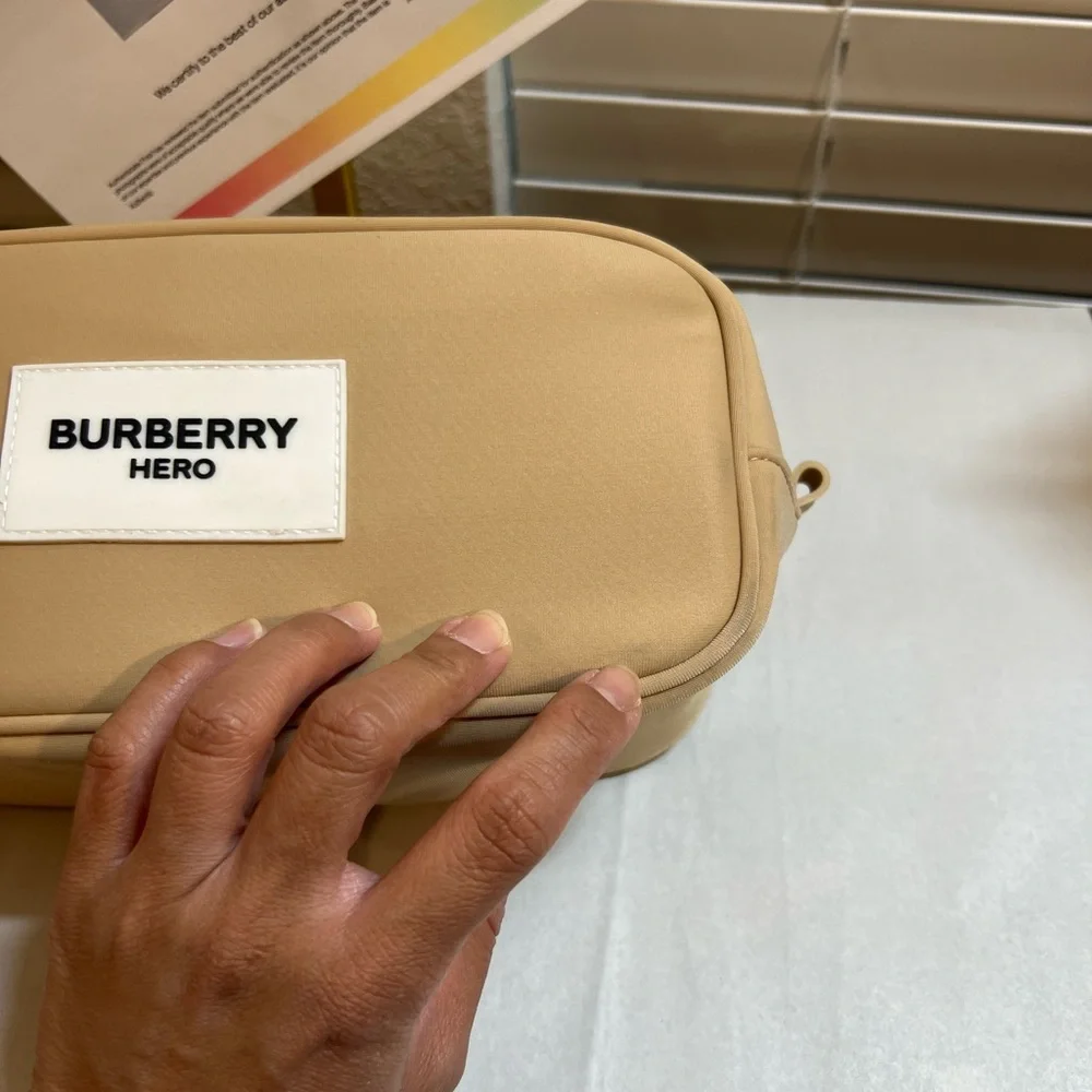 Burberry Hero Tan Toiletry Bag - Authentic COA Included - Picture 15 of 17